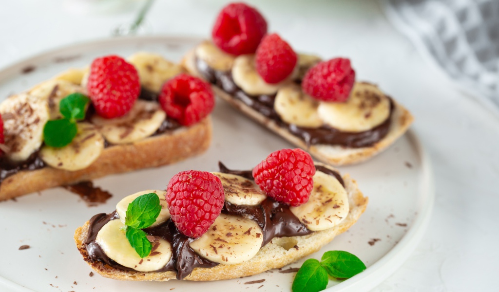 Бутерброды с шоколадом, бананами и малиной 