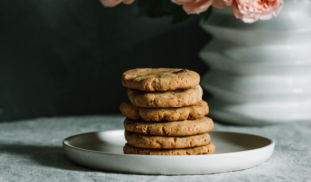 Песочное печенье на тарелке на столе