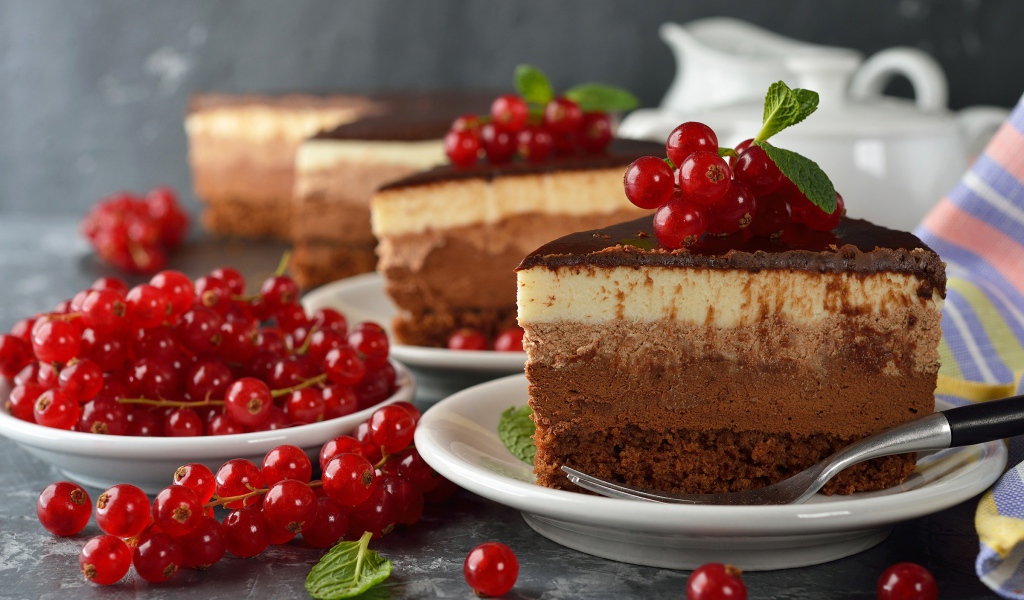 Кусок торта Три шоколада с ягодами красной смородины