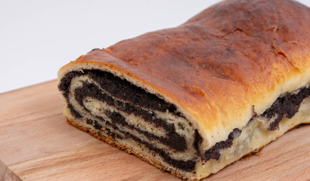 Сладкий кекс с маком на столе