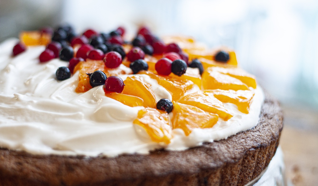 Сладкий пирог с кремом и ягодами 