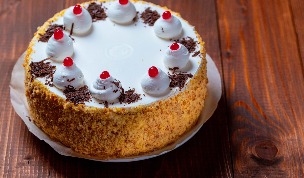 Вкусный торт с безе на столе