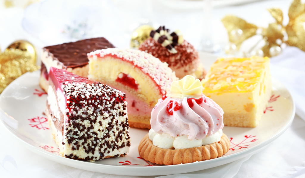 Вкусные пирожные на тарелке 