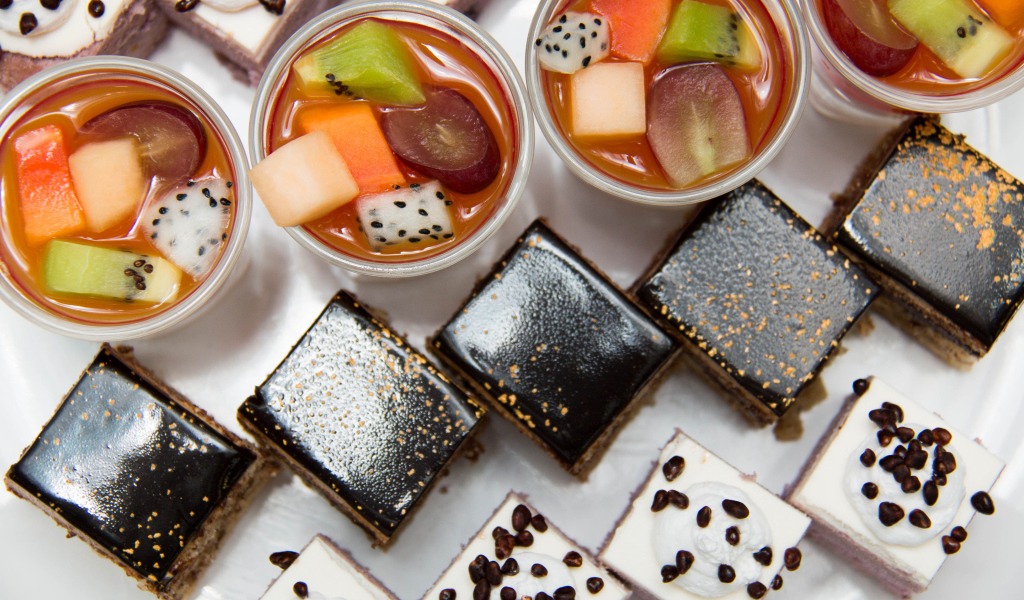 Вкусные пирожные на столе с соком 