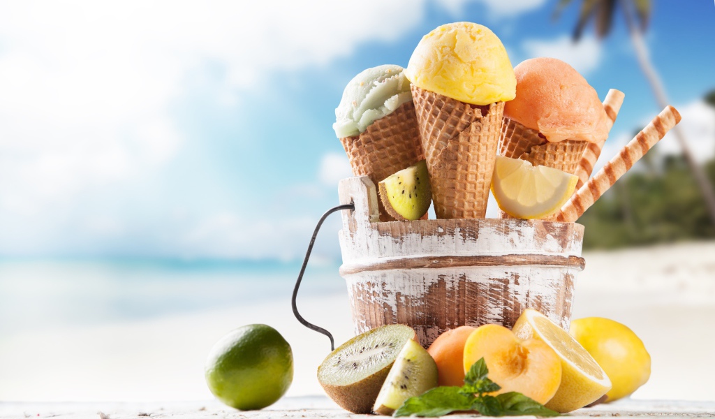 Вкусное холодное мороженое с цитрусовыми на пляже