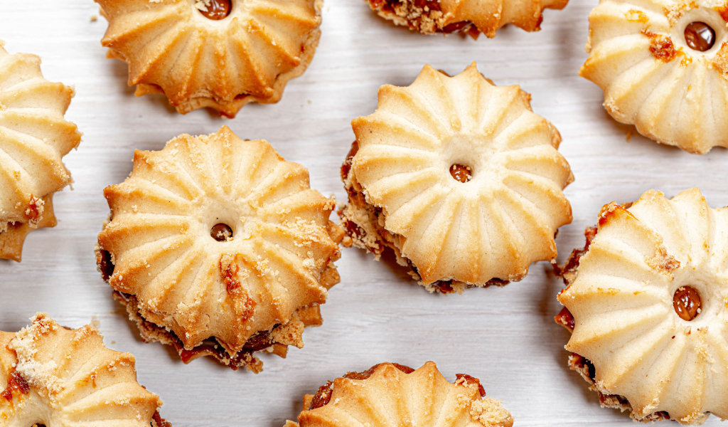 Вкусное печенье со сгущенкой на столе крупным планом