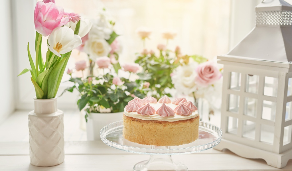Вкусный пирог на столе с букетом тюльпанов 