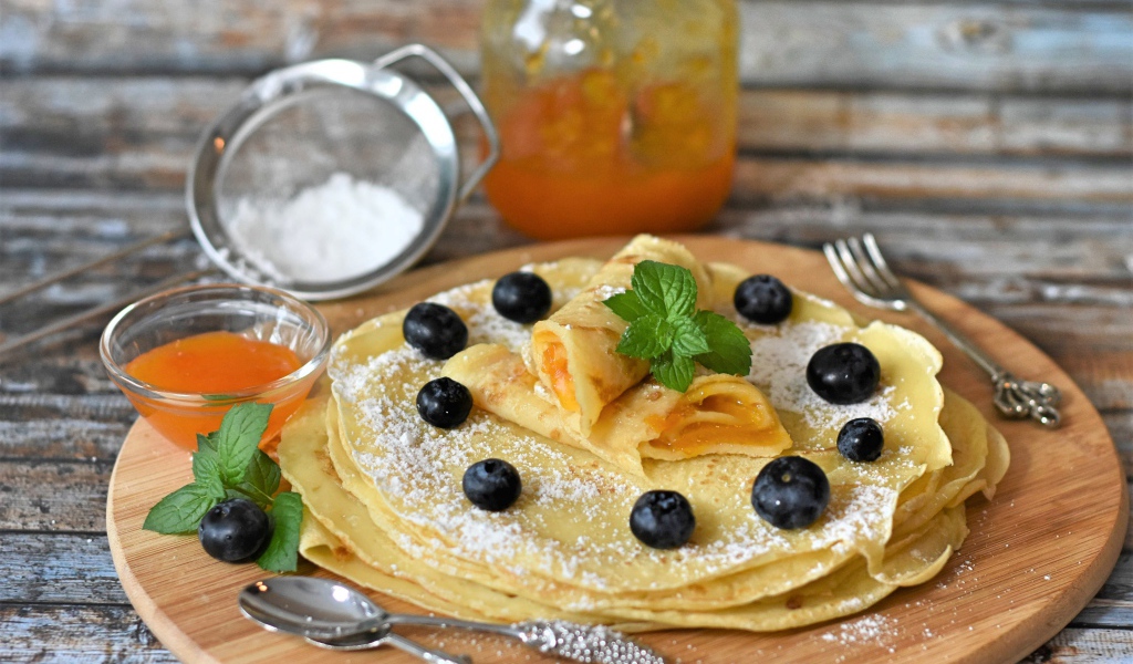 Тонкие блины с абрикосовым джемом, мятой и ягодами черники 