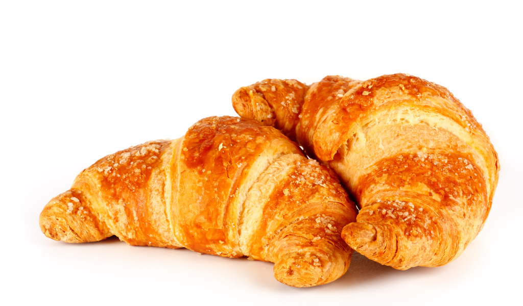 Два свежих круассана на белом фоне