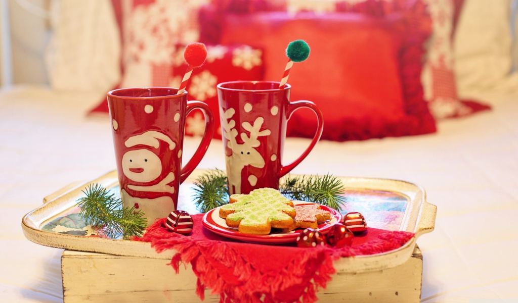 Две красные чашки с печеньем на столе на Рождество 