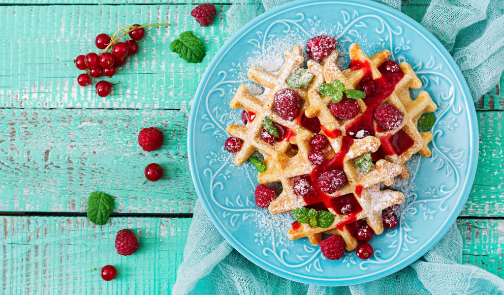 Аппетитные вафли с малиной, красной смородиной и джемом 