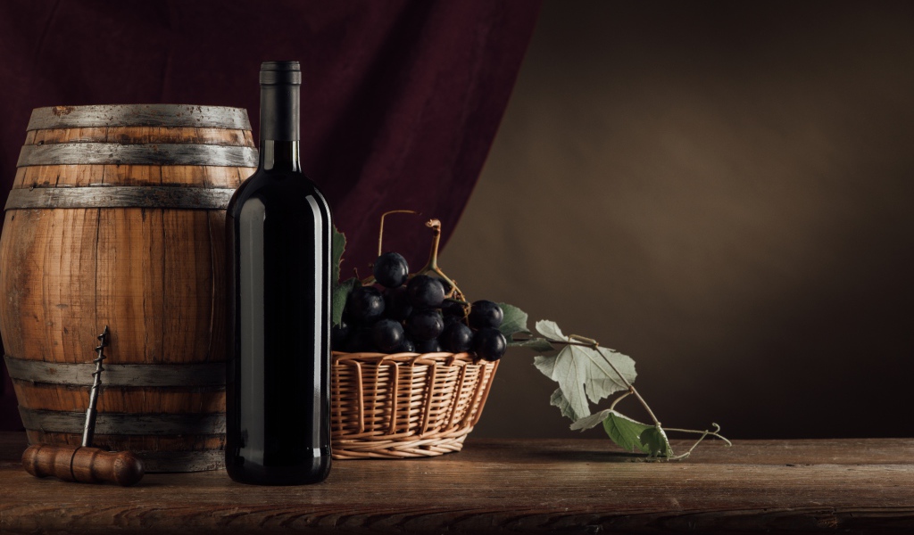 Бочка с вином на столе с виноградом 