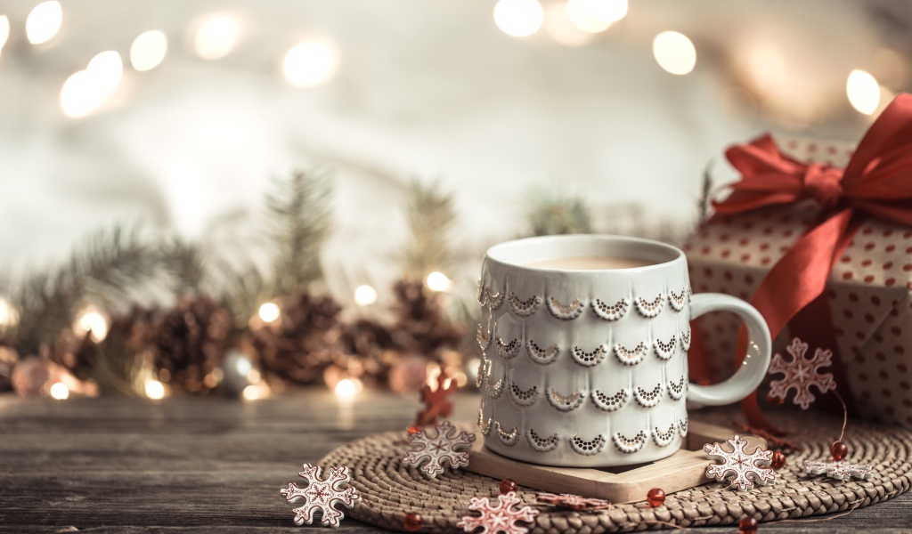 Красивая белая чашка какая на столе с подарком