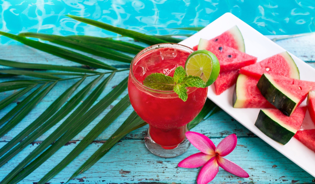 Стакан арбузного мохито у воды
