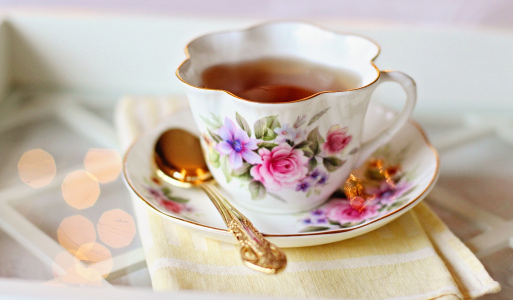 Красивая чашка чая на столе с ложкой