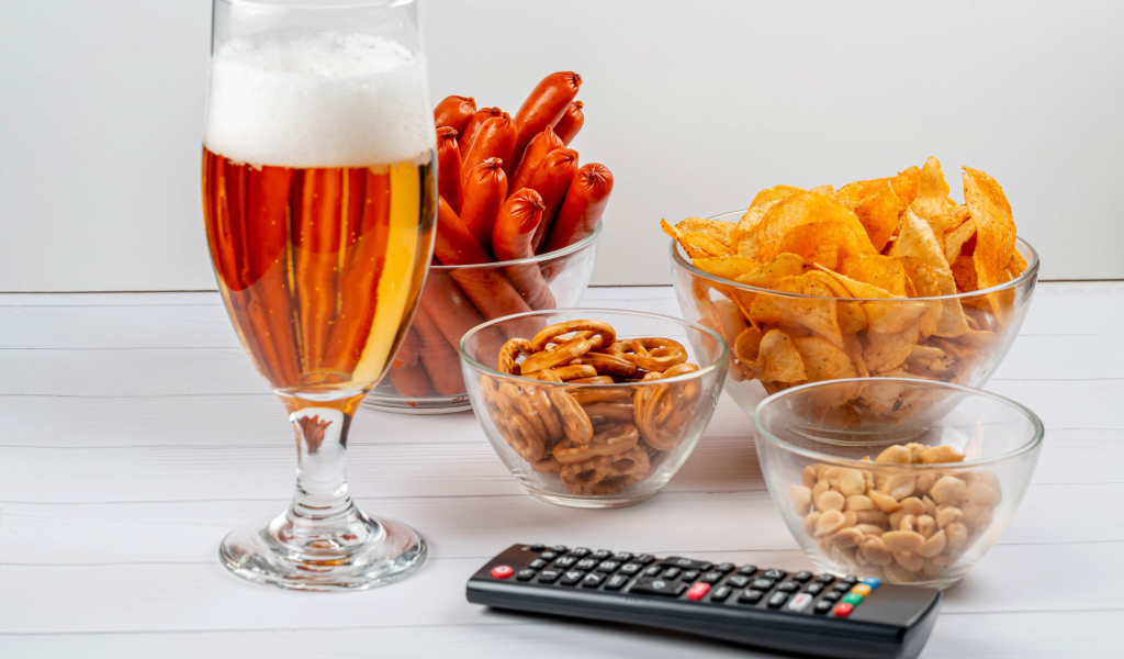 Пиво с закуской на столе  с пультом 