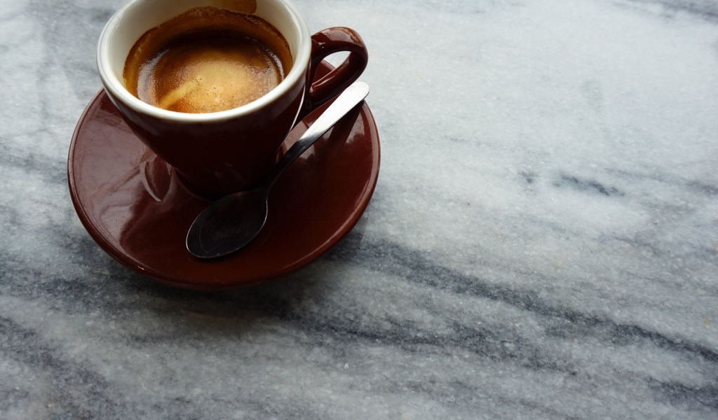 Коричневая чашка горячего кофе на столе 