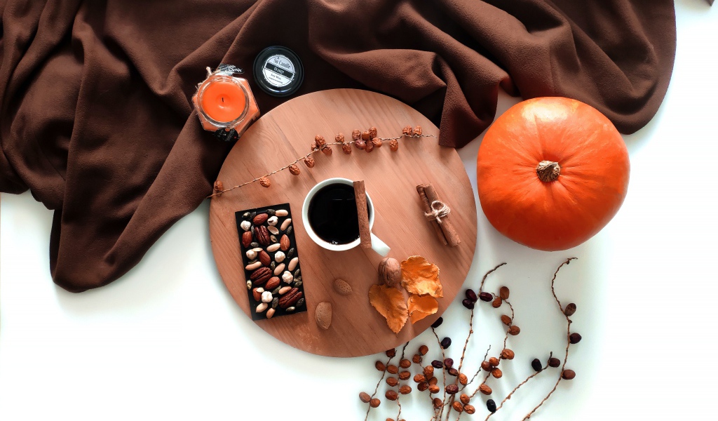 Кофе с шоколадом на белом фоне с тыквой 