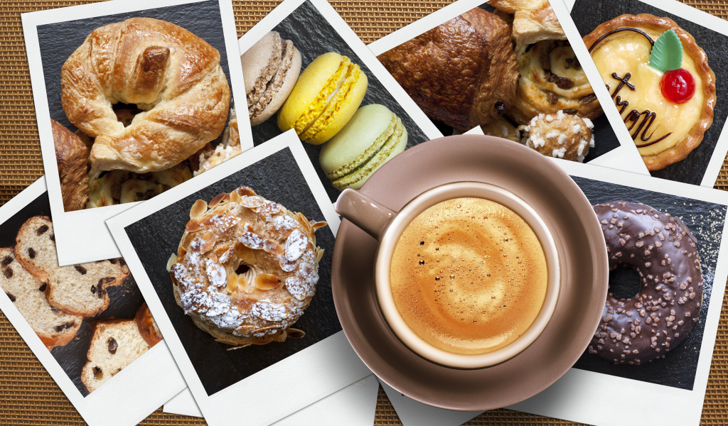 Чашка капучино на столе с фото десертов