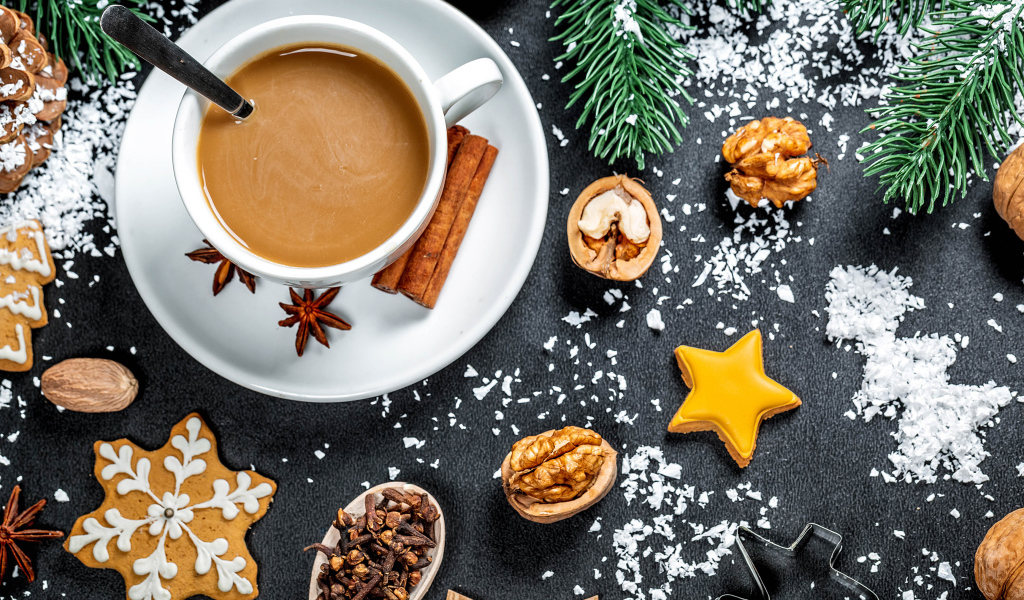 Чашка горячего какао с корицей на столе с орехами и печеньем