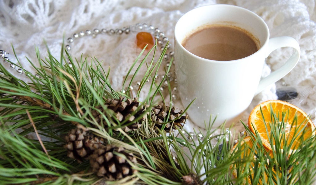 Чашка горячего какао с веткой сосны и апельсинами