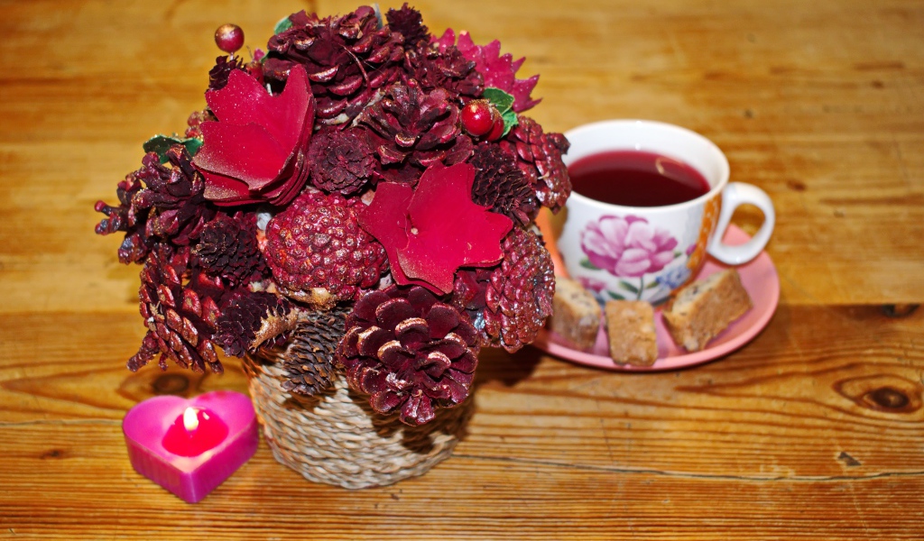 Чашка чая на столе с декором и свечой