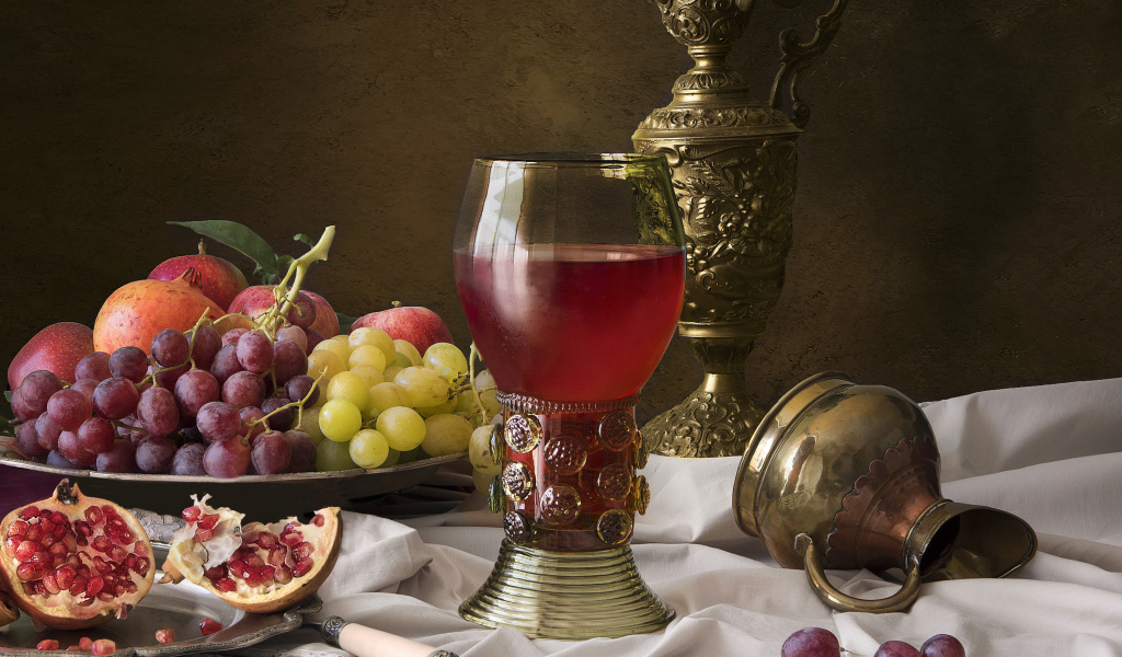 Кубок с вином на столе с фруктами