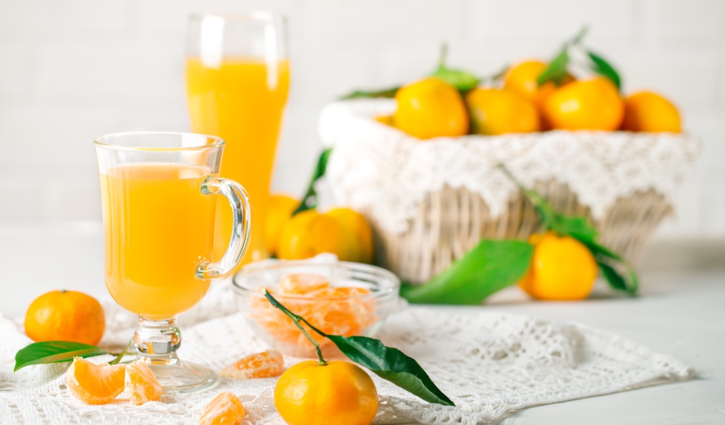 Свежий сок на столе со свежими мандаринами