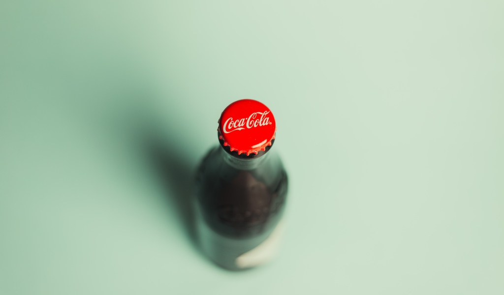 Стеклянная бутылка кока колы вид сверху