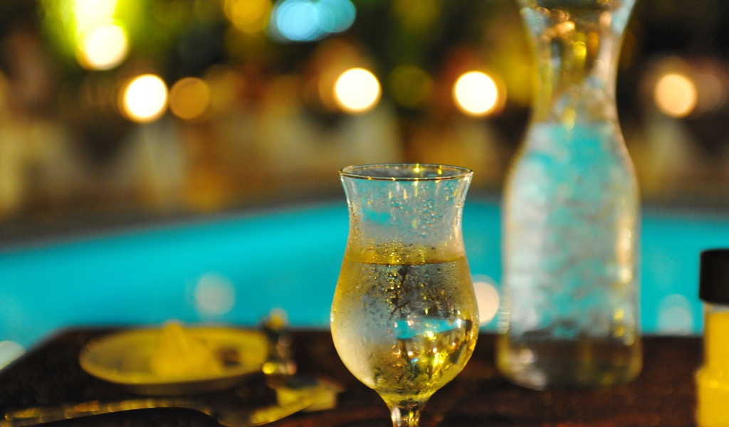 Бокал холодного вина на столе в кафе 