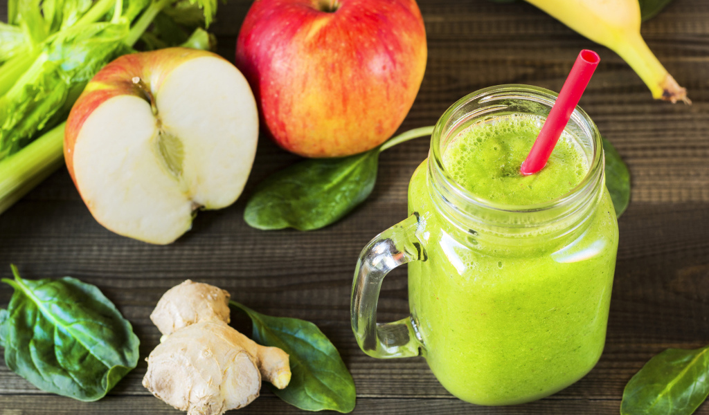 Зеленый смузи на столе с яблоками и имбирем
