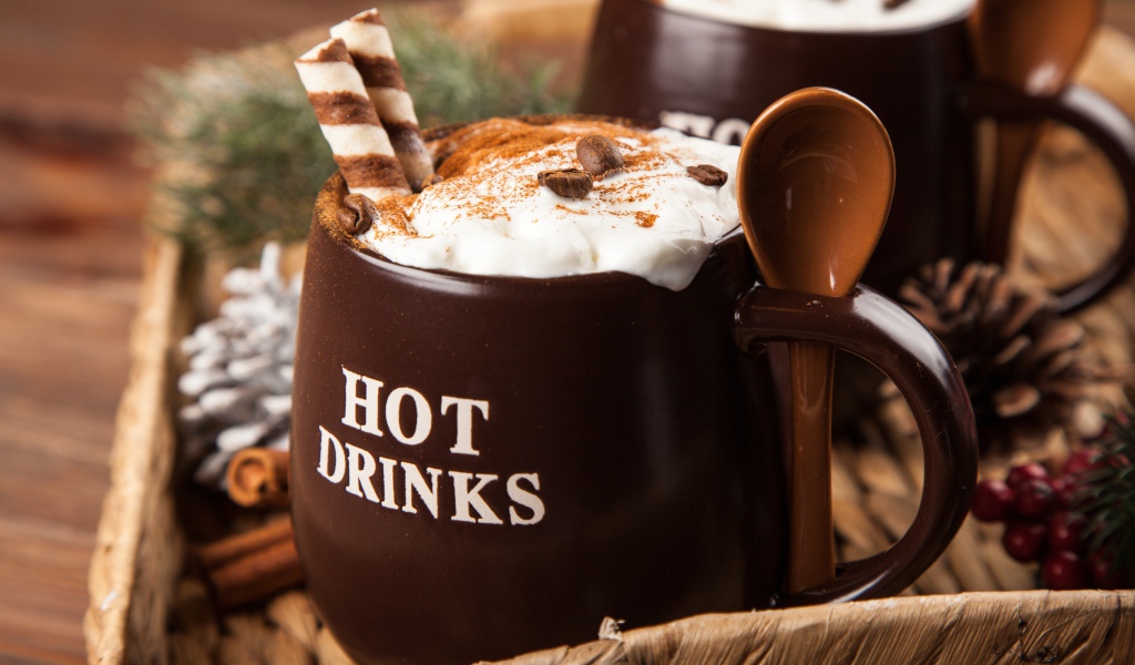 Горячий шоколад со сливками в большой коричневой чашке 