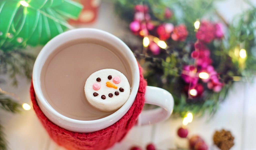 Горячий шоколад с маршмеллоу с лицом снеговика