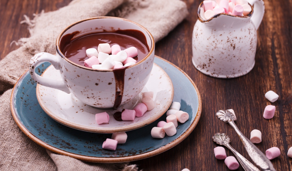Горячий шоколад с розовым маршмеллоу на столе