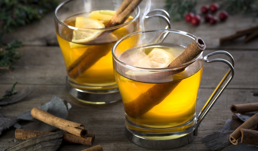 Горячий зеленый чай с лимоном и корицей