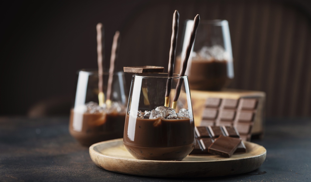 Холодный шоколадный напиток со льдом 