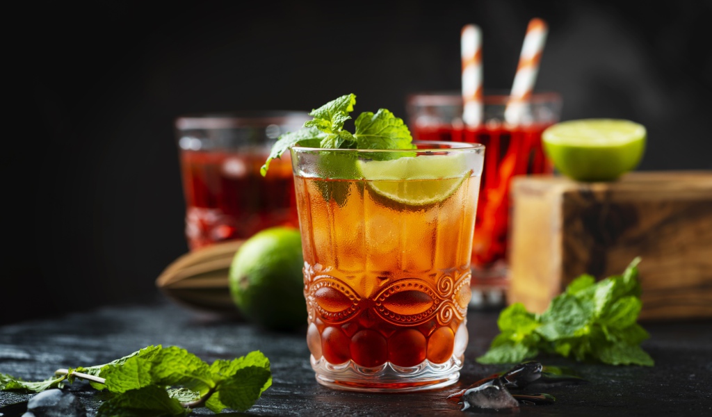 Холодный чай с лимоном на столе с мятой