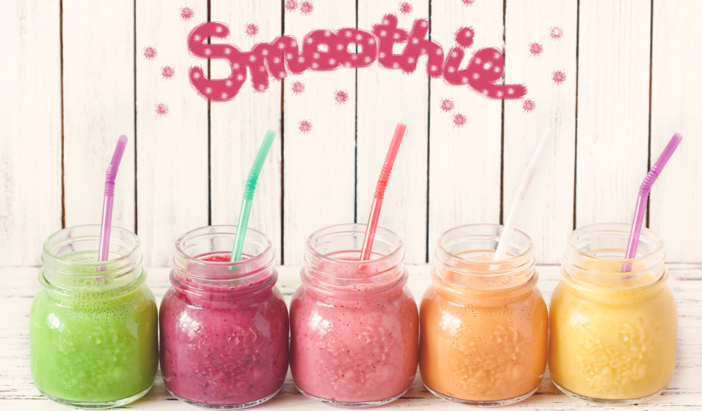 Баночки с разноцветным смузи с трубочками