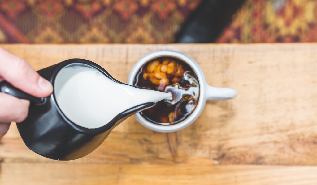 Молоко наливают в горячий ароматный  кофе