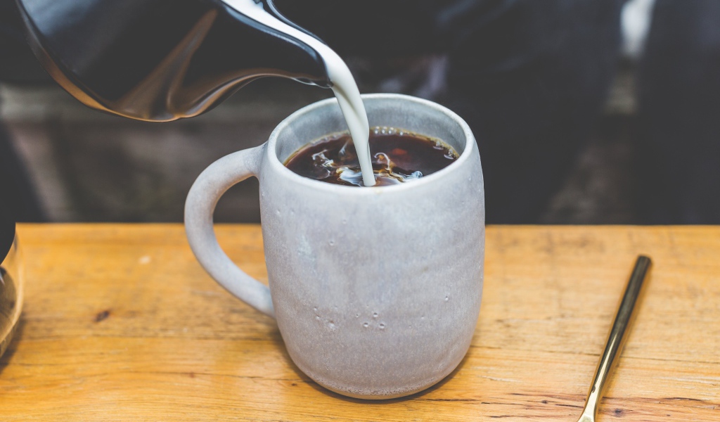 Молоко наливают в горячий кофе 