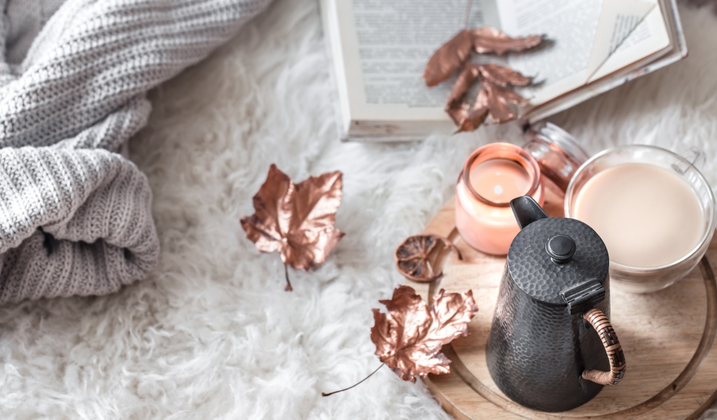 Чай с молоком на кровати с книгой и теплым свитером