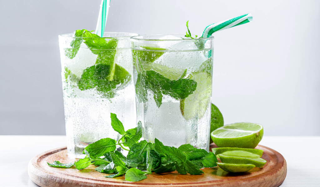 Мохито в стаканах с лаймом и мятой 