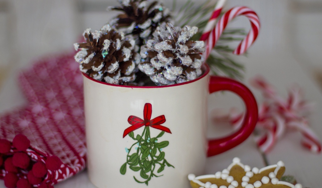 Кружка с декоративными шишками и конфетами