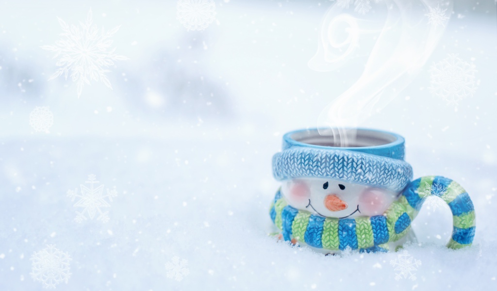 Кружка снеговик с горячим кофе на снегу 