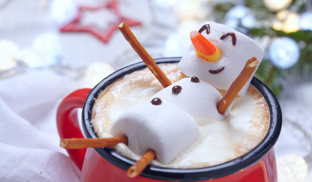 Снеговик с маршмеллоу в чашке в какао 