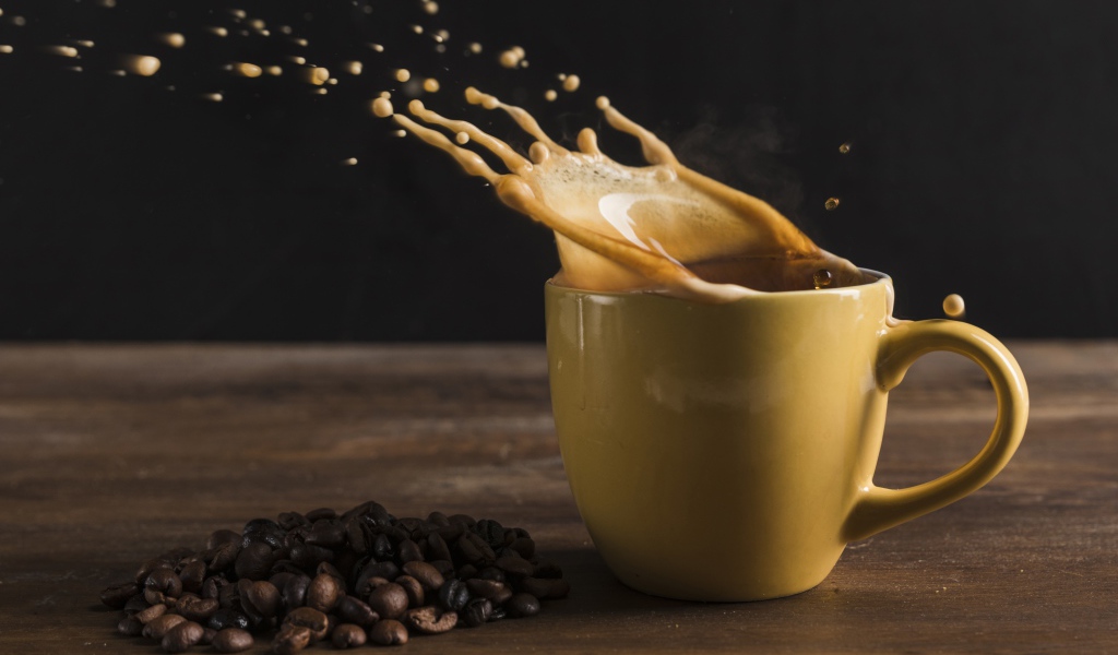 Брызги кофе на столе в чашке 