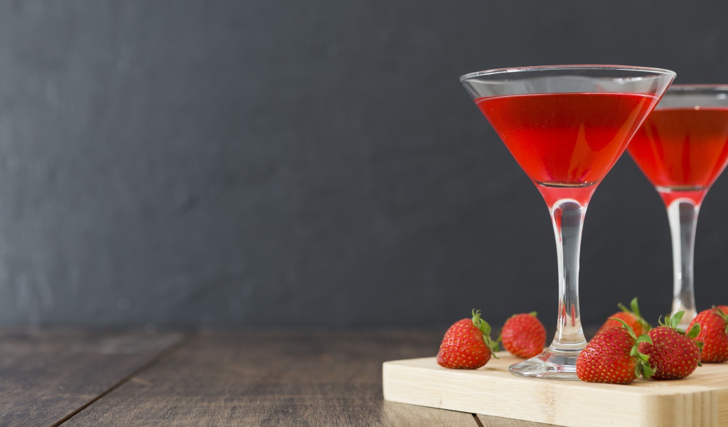 Клубничный коктейль на столе на сером фоне