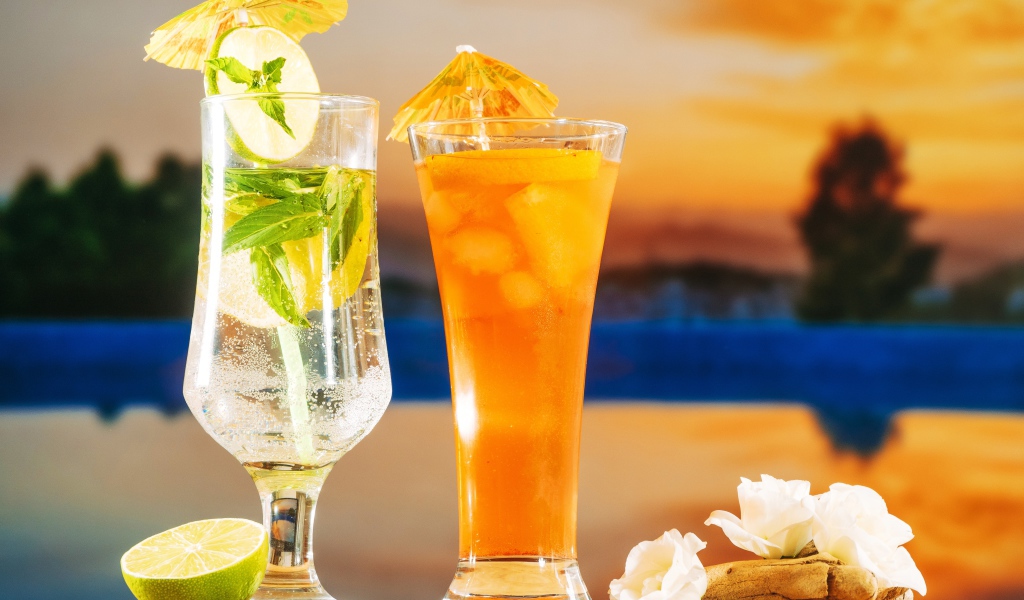 Вкусный холодный лимонад на столе 