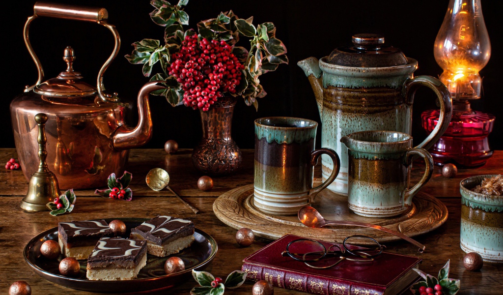 Стол на чаепитие с книгой и пирожными