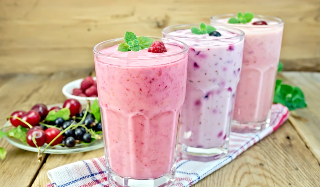 Три стакана ягодного смузи на столе